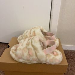 100% Authentic Brand New in Box UGG Fluff Yeah Slide Panther Print / Color WHT / Women size 6 (Big Kids 4), and Women size 7 (Big Kids 5)