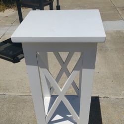 White End Table / Side Table with Shelf – Farmhouse Style