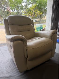 Beautiful leather recliner - works beautifully - clean