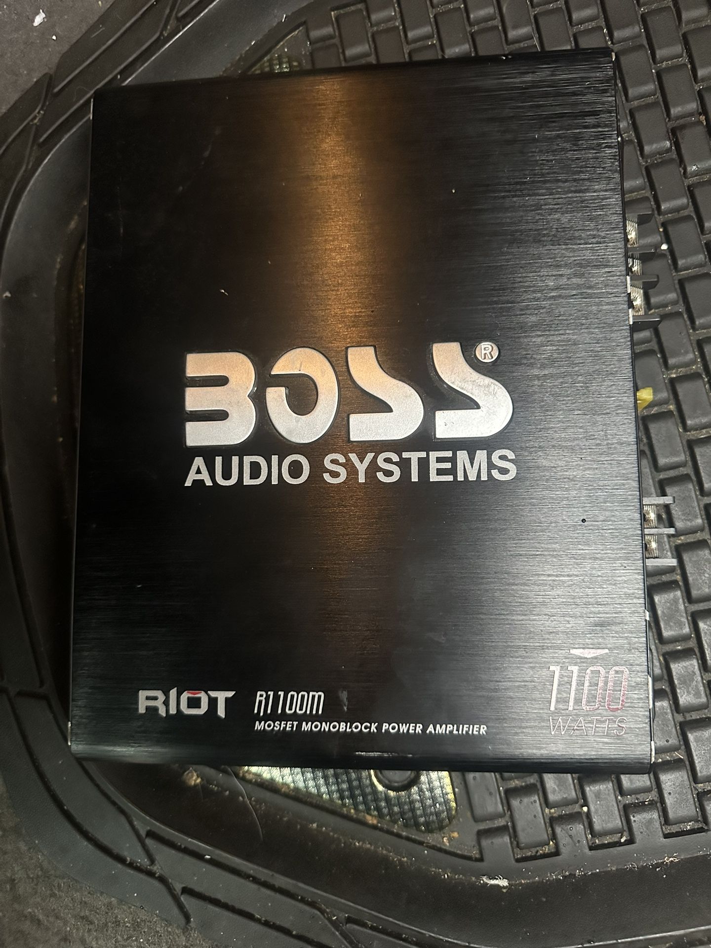 Boss 1100  Watts Amplifier