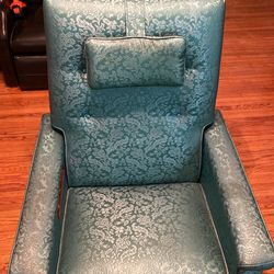 Classic Massage Chair. GREATE SHAPEEE!!!!! Very Comfortable Vibration.  Worth $700+ for Sale in Aurora, IL