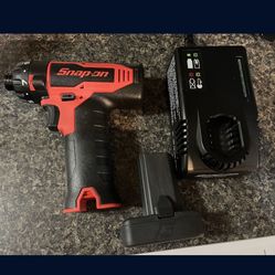 Snap on corless Screwdriver battery and charger brand new