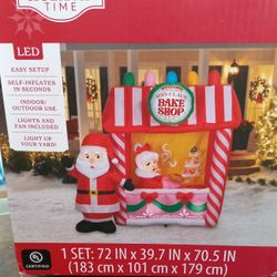 SANTA AND MRS CLAUSE HUGE BLOWUP YARD DECORATION 