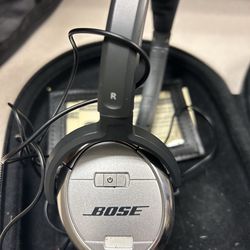 Bose wired headphones w case