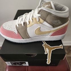 New Jordan 1's Mids Sizes 6.5y