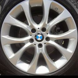 Bmw  2015 X5 Alloy  Factory rims With Run Flat Tire.   75% Tread Wear Remaining 255/50R19