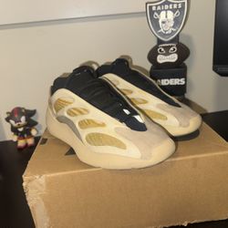 Adidas Yeezy 700 Size 9