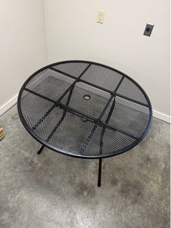 Vintage SALTERINI 42” round Iron Outdoor Folding Dining Table
