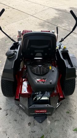 Brand new Toro Timecutter 42" / 15.5 HP, located in Grand Prairie. Cash only; no trades. Firm price. Thanks. Completamente nueva Toro Timecutter 42”