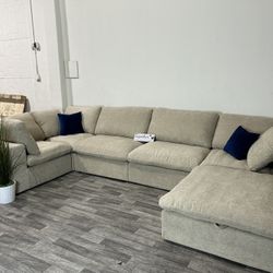 BRAND NEW IN BOX! 📦 Oatmeal 6 Piece CLOUD Modular Sectional Couch (FREE DELIVERY 🚚 )