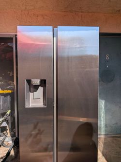 Samsung Side-by-Side Refrigerator with SmartThings - Water and Ice (2024)
