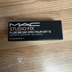 Mac Studio Fluid Foundation NW18