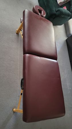 Life Gear Massage Table w/ Black Travel Carrying Bag! Burgundy / Maroon Color! Comes w/ Head Rest & Arm Rest! Very Good Cond!