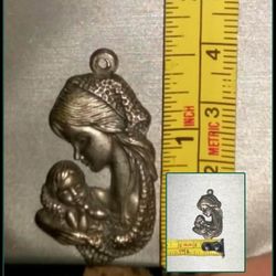 VINTAGE ITALIAN SILVER MOTHER MARY INFANT BABY SON JESUS NECKLACE CHARM PENDANT JEWELRY COLLECTABLE