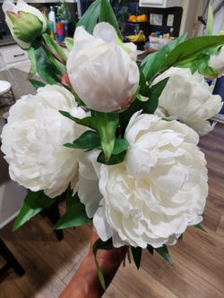 Bundle of white artificial flowers