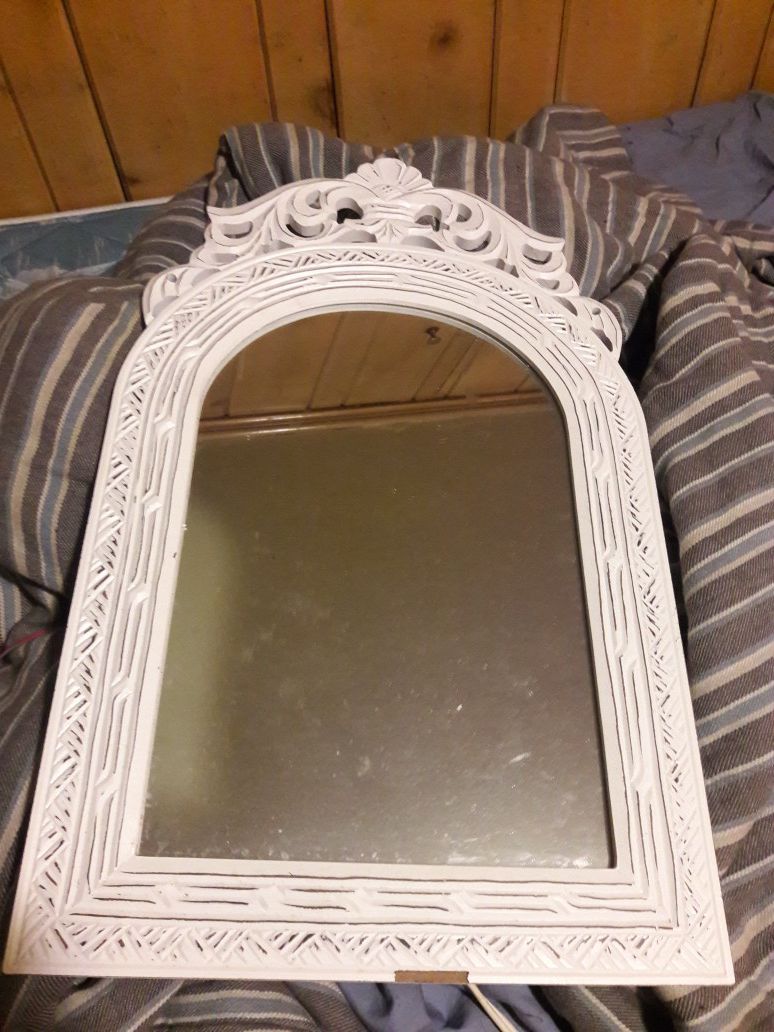 White hanging mirror