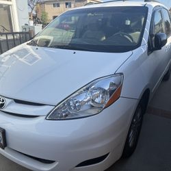 Toyota Sienna vAN 
