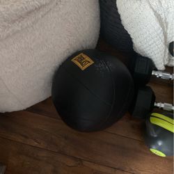 8 Lb Everlast med ball