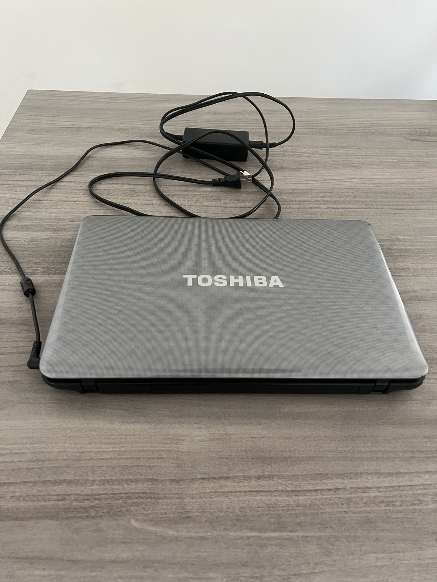 Toshiba Satellite L755 S5217 Laptop with charger