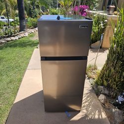 Magic Chef Mini Fridge 4.5 Cu Ft 2 Door 
