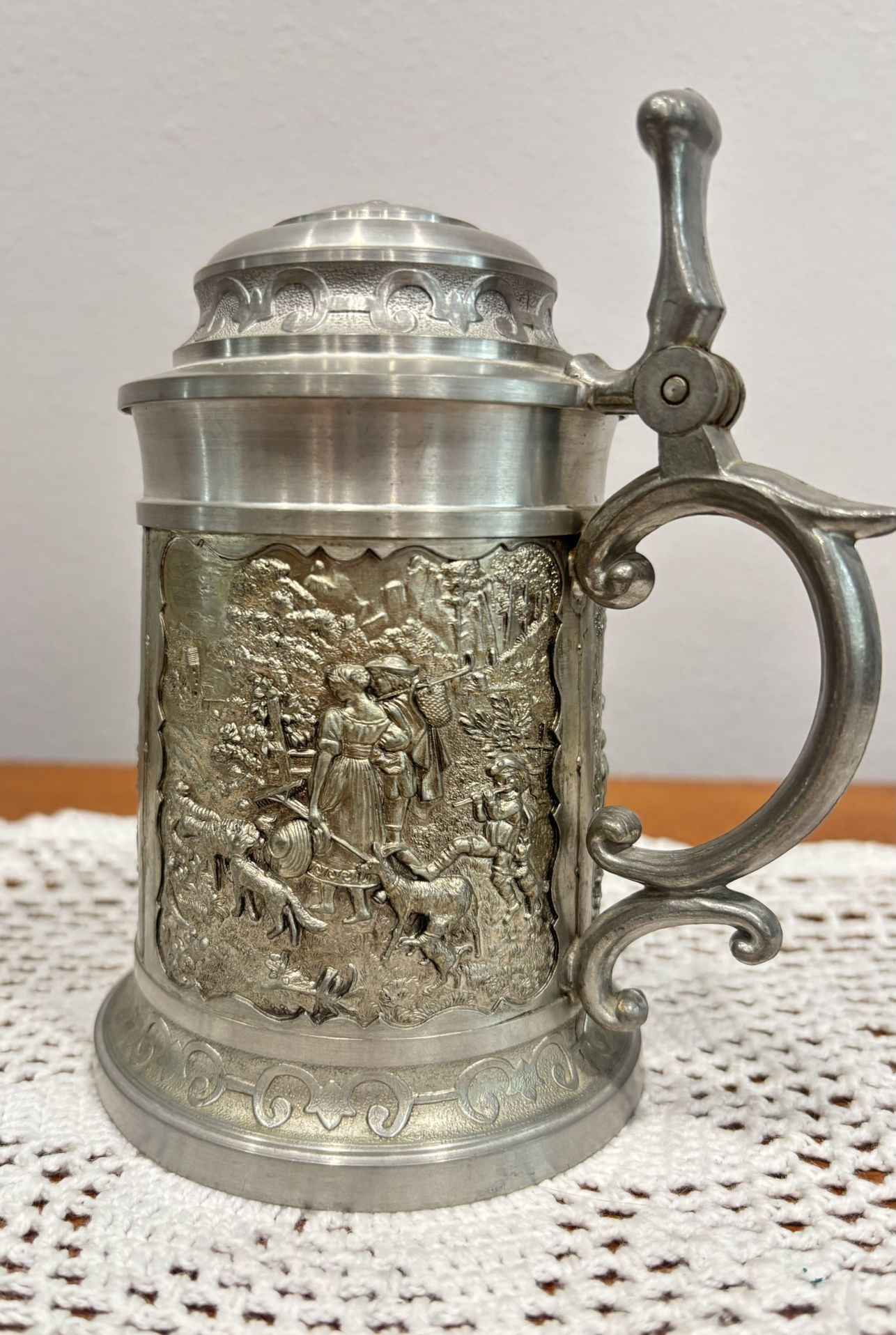 SKS Zinn 95% Pewter Beer Stein “Family In Forest”
