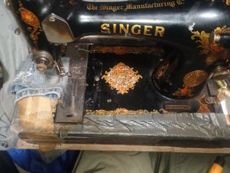 Portable 1920s vintage Singer Sewing machine