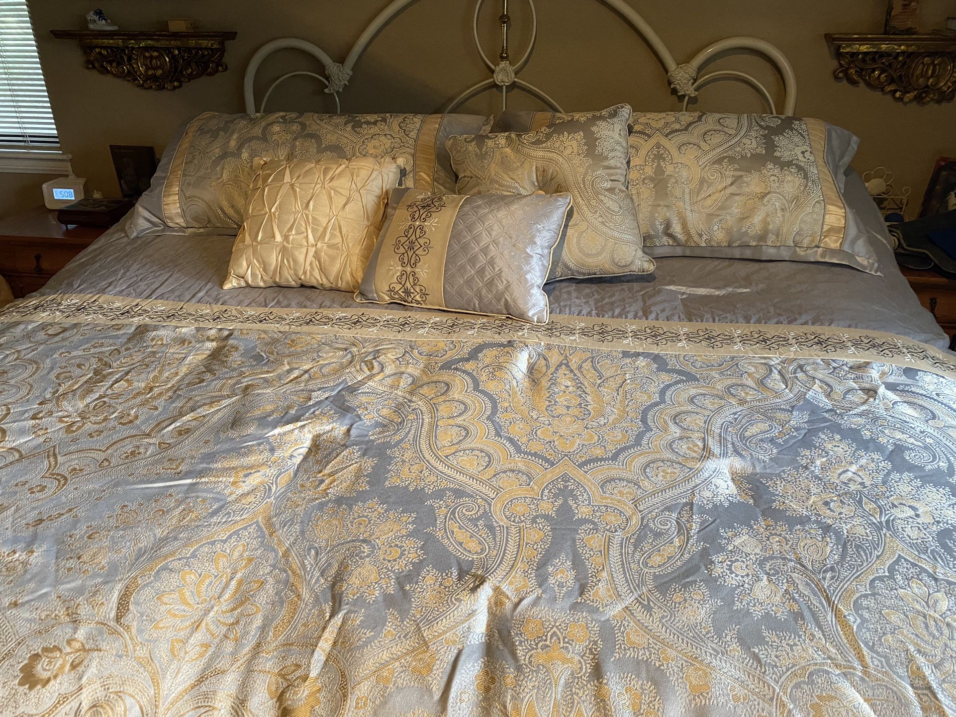Beautiful Silver And Gold King Comforter Set