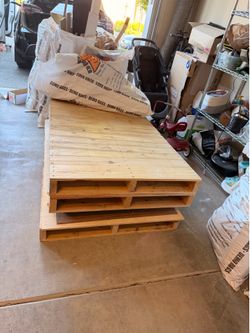 3 Free wood pallets