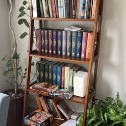📚 Solid Wood Ladder Bookshelf – $70