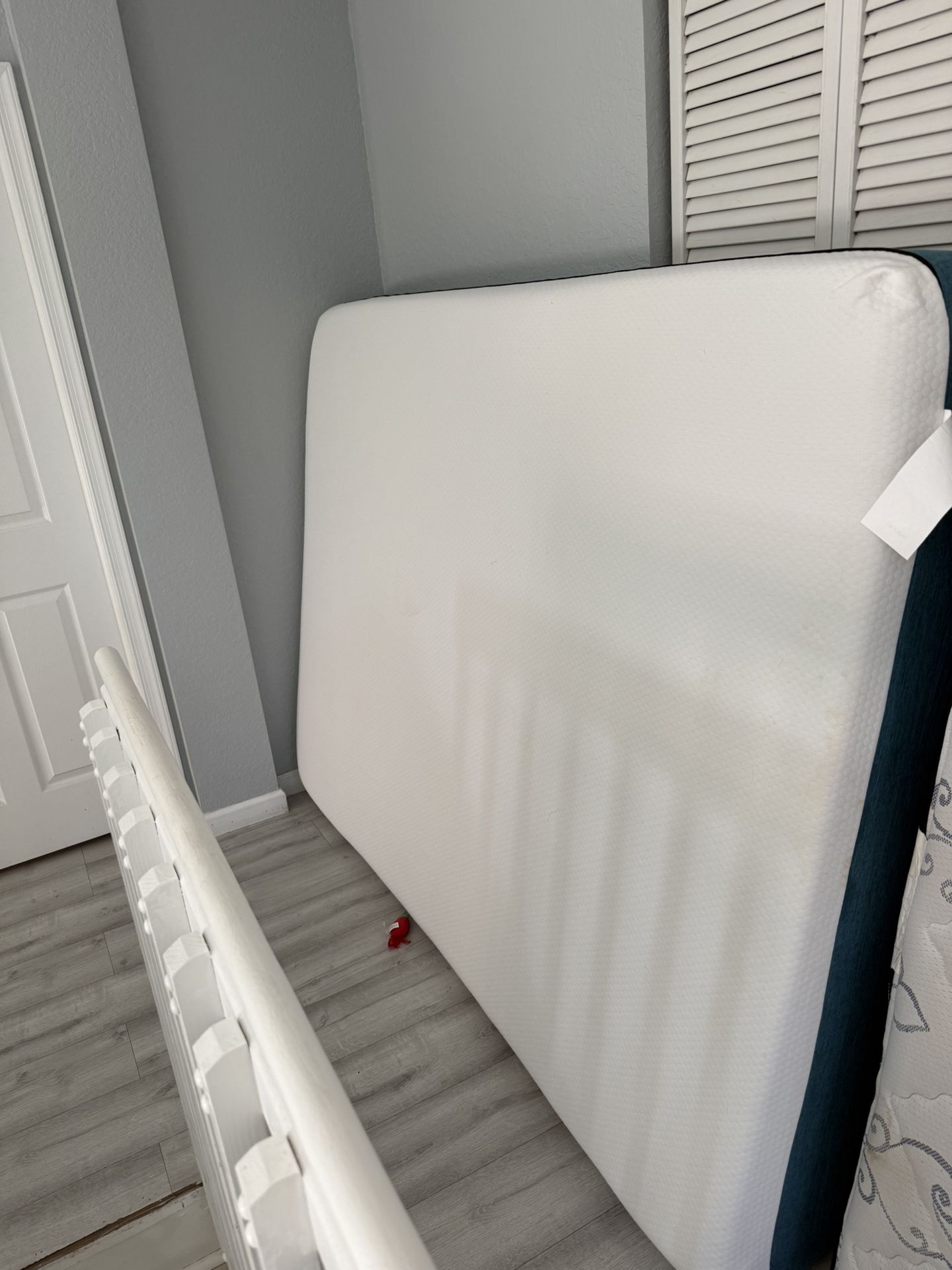 QUEEN MEMORY GEL MATTRESS