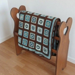 Beautiful Vintage Handmade Afghan in excellent condition!