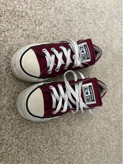 Converse shoe Size 6 burgundy