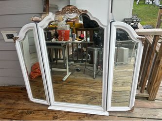 Tri-fold vanity/makeup mirror