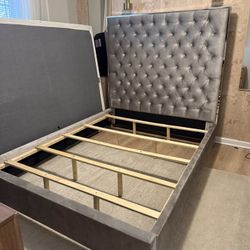 Tufted Upholstered Queen bed 