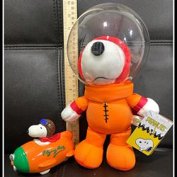 SNOOPY PEANUTS  1965 Orange Airplane Flying Ace Bank cerámic . Set