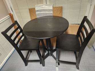DINNING TABLE w/2 BAR STOOL CHAIRS