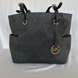 Michael Kors Double Sided Pocket Purse. Size  10.5x11.5x6.5. It’s Has a bit of makeup in the bag. Nothing major. Asking $40