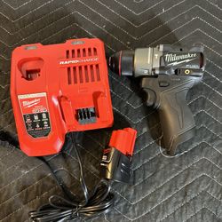 MILWAUKEE BLACK M12 HAMMER DRILL KIT