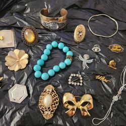 18 Vintage Jewelry Pieces Lot
