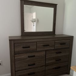 7-Drawer Dresser with Mirror – Modern Wood Finish – Barely use.
