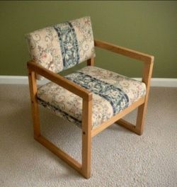 ELEGANT FLORAL UPHOLSTERED WOODEN ACCENT CHAIR. PERFECT AS A COMPUTER'S CHAIR, IN BEDROOM OR LIVING ROOM. SEAT'S SIZE: 19" X 19". EXCELLENT CONDITION!