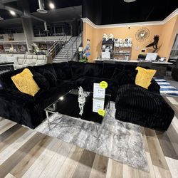 SECTIONAL WITH PULL OUT 