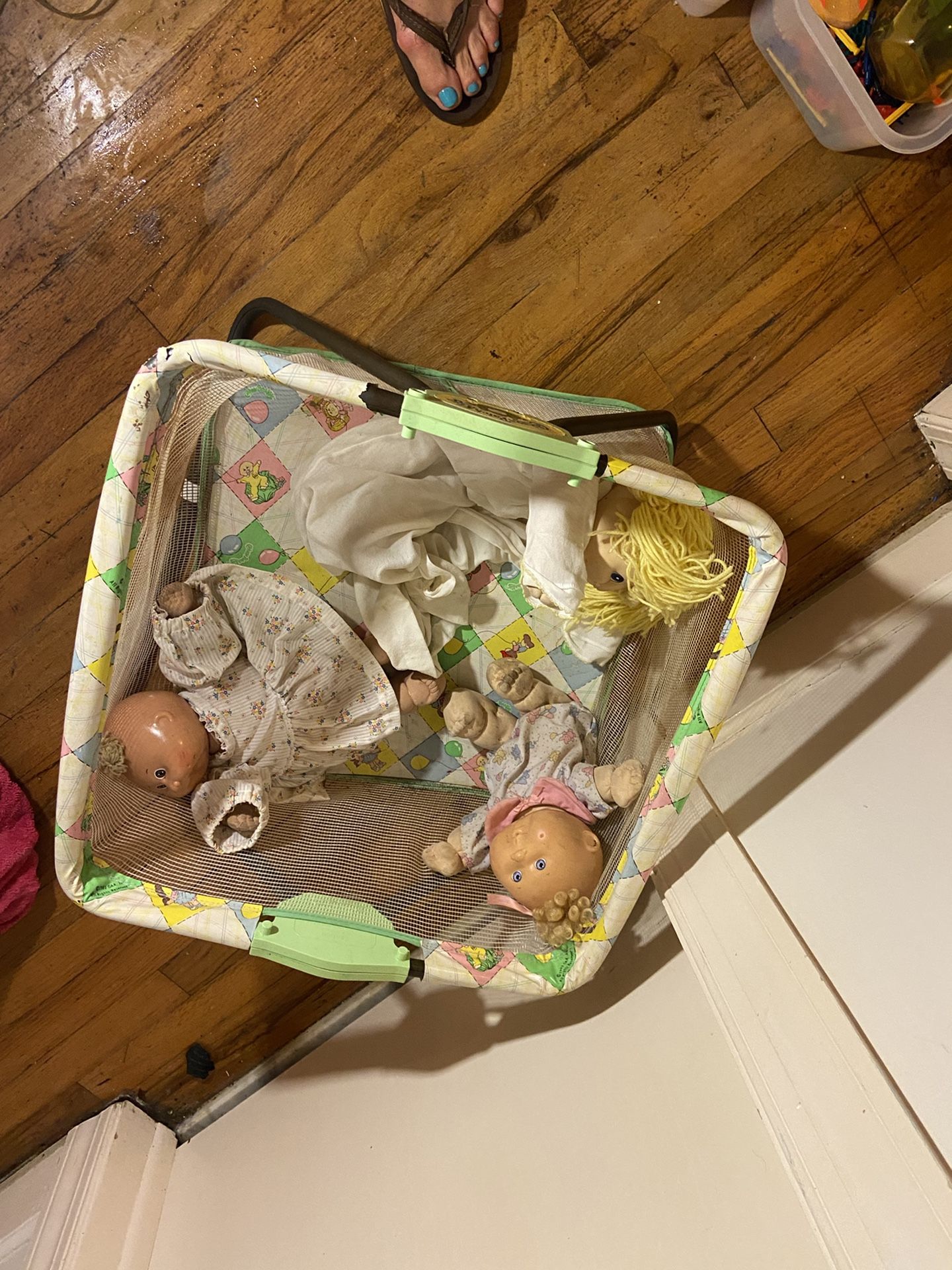 Cabbage Patch Crib W Dolls