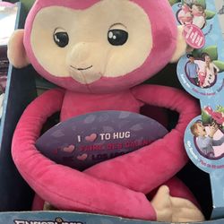 Fingerlings hugs Bella