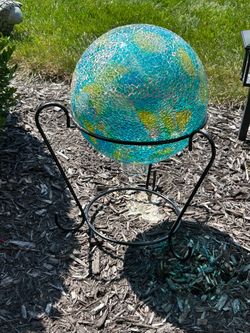 Short gazing ball stand w/ crackle glass ball  11.5” tall