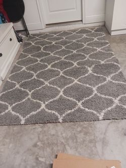 Gray/white rug size 5ftx7ft