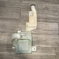 15-19 Chevrolet Tahoe Yukon  Windshield Washer Fluid Reservoir w/ Pump OEM