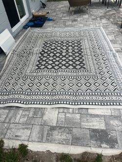 Big Outdoor/indoor Carpet (under carpet Included!)