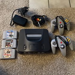 N64 W 2 Controllers & Games