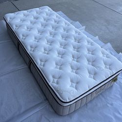 Nest Bedding Owl Natural Latex Hybrid Twin XL